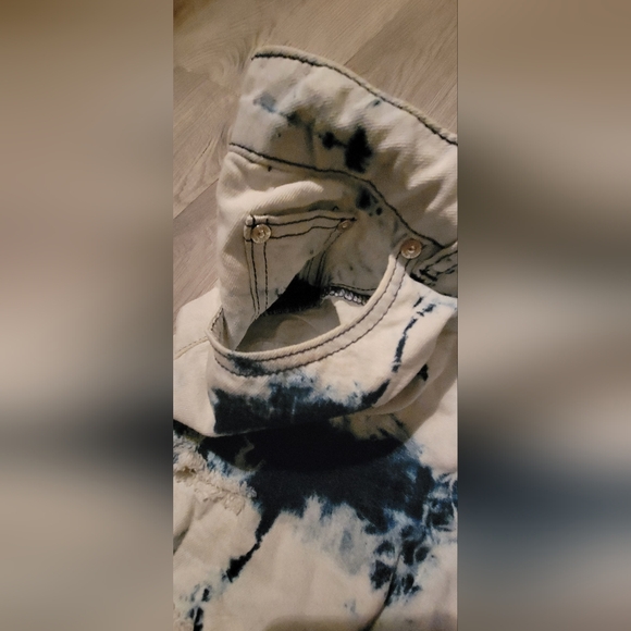 Almost Famous Juniors 5, white and blue tie-dye denim shorts - Picture 10 of 13